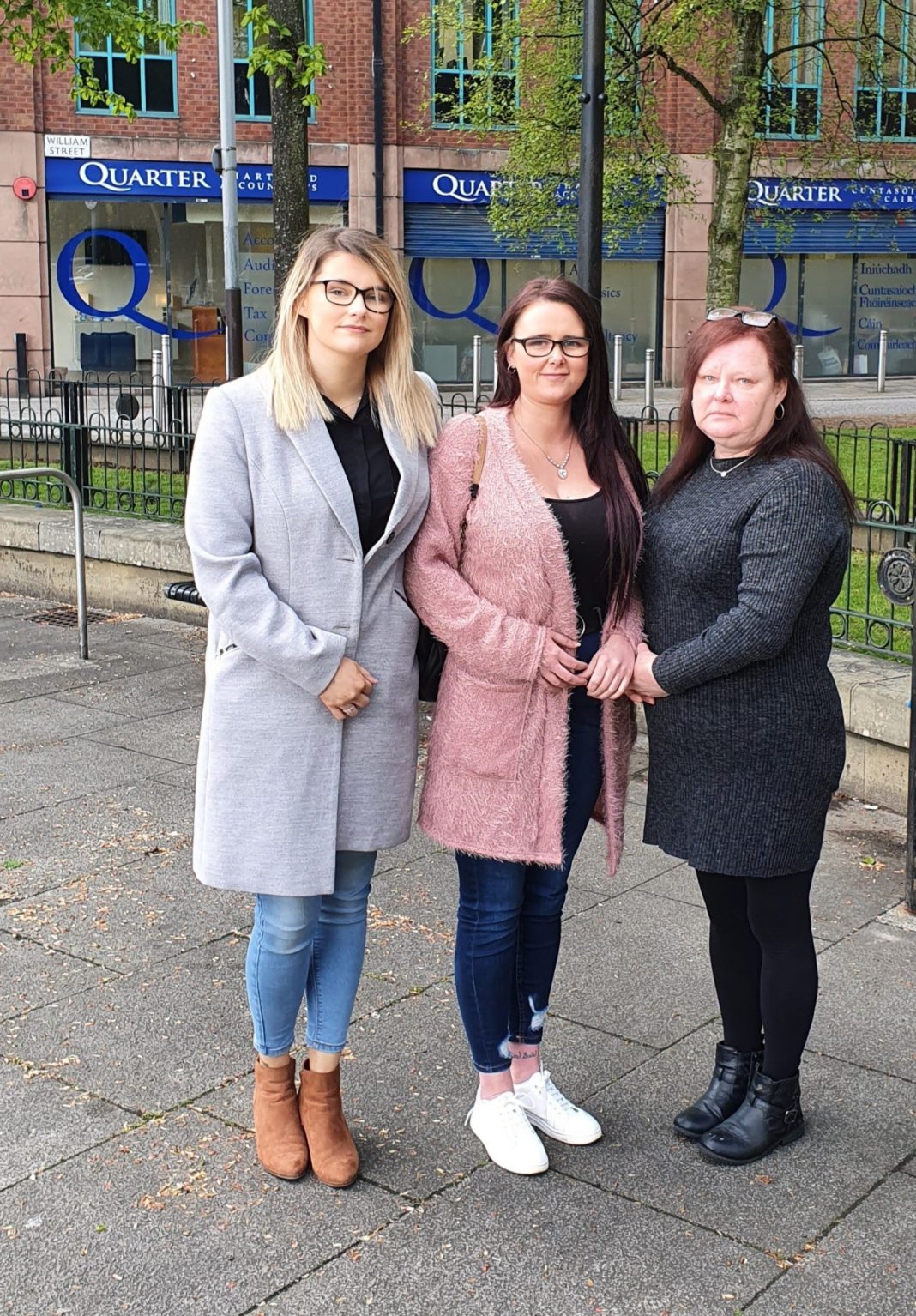 Liz-McCabe-with-her-daughters-1426x2048